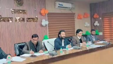 शामली: डीएम की अध्यक्षता में विकास भवन में हुई बैठक में व्यापारियों ने आईजीएल द्वारा क्षतिग्रस्त सड़कों का मुद्दा उठाया