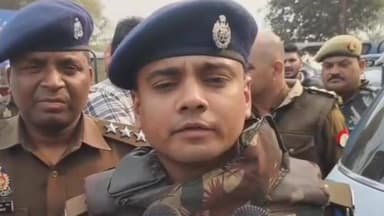 #अलीगढ़: थाना गाँधीपार्क क्षेत्र के बौनेर तिराहा के निकट सोनालिका ट्रैक्टर एजेंसी पर एक व्यक्ति ने हवाई फायरिंग की। पुलि...