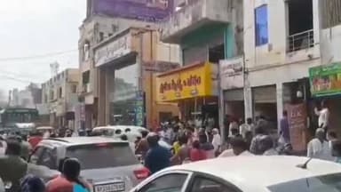 మైలవరంలో వ్యక్తులు మధ్య ఘర్షణ.. భారీగా ట్రాఫిక్ జామ్