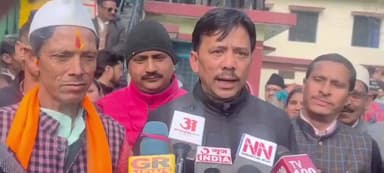 घाट: महापंचायत में क्षेत्र के जनप्रतिनिधि, सामाजिक संगठन, मंदिर समिति के पदाधिकारी और सुखबीर रौतेला शामिल हुए