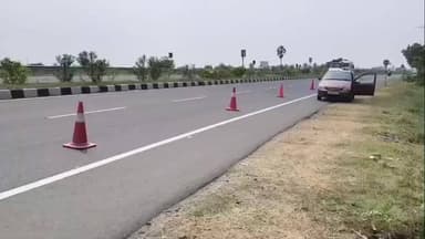 கயத்தாறு: கயத்தாறு நான்கு வழிச்சாலையில் கூல்ட்ரிங்ஸ் ஏற்றிச் சென்ற லாரி கவிழ்ந்து விபத்து ஓட்டுநர் காயம்