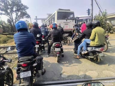 देवीपुर: नावाडीह गांव के पास ट्रक फंसा, दोनों ओर लगी गाड़ियों की लंबी कतार