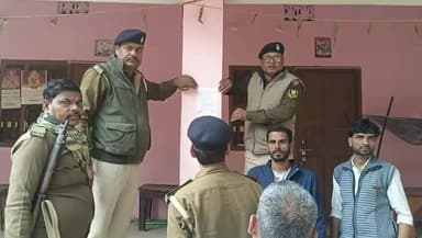 सिंघिया: सिंघिया पुलिस ने अमित हत्याकांड के अभियुक्त के घर पर इश्तिहार चिपकाया