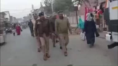 इकौना: कटरा बाजार में सड़क किनारे से पुलिस ने हटवाया अतिक्रमण, दोबारा अतिक्रमण करने पर कार्रवाई की चेतावनी दी