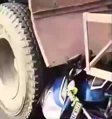 सरायरंजन: मुसरीघरारी में गैस टैंकर में बाइक घुसी, दो युवक घायल