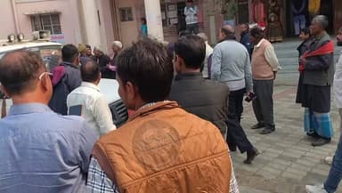 हाजीपुर CO कार्यालय में लोगों ने किया जमकर हंगामा वापस जाओ के लगाए नारे #2025viralvideo #viralvideoシ #BreakingNews #haji...