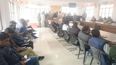 #तिलहर तहसील सभागार में संपूर्ण समाधान दिवस #सीडीओ आपरिजता सिंह की मौजूदगी में शुरू।
#सभागार में बैठने की व्यवस्था #अपर्...