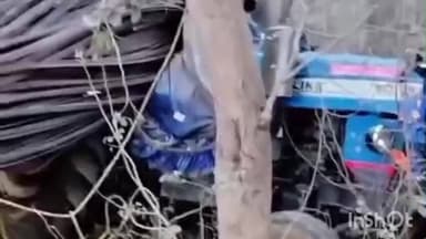 बरहट: गुगुलडीह केनुहट मार्ग पर छड़ लदा अनियंत्रित ट्रैक्टर पलटा, चालक बाल-बाल बचा