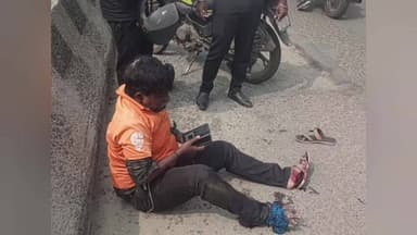 அம்பத்தூர்: மேம்பாலத்தில் பள்ளத்தில் சிக்கி உணவு டெலிவரி ஊழியர் படுகாயம் - பெரியார் நகர் மருத்துவமனையில் அனுமதி