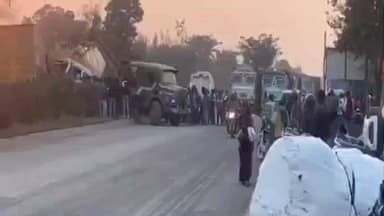 मनगवां: रीवा-मनगवां हाईवे पर दो ट्रकों की सीधी भिड़ंत, स्टीयरिंग में फंसा चालक, मची चीख-पुकार