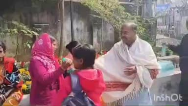 ছাতনা: লাঠি থেকে লাড্ডু! এসআইআর সুনানির দিনে ছাতনা ব্লক অফিসে পেড়া-জল বিলি, ‘উলট পুরাণে’ পঞ্চায়েত সমিতির সভাপতি বঙ্কিম মিশ্র