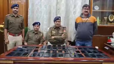 ক্যানিং ১: বাসন্তীতে হারিয়ে যাওয়া ও চুরি হয়ে যাওয়া ৫০ টি মোবাইল উদ্ধার করে মালিকদের হাতে তুলে দিলেন এসডিপিও ক্যানিং