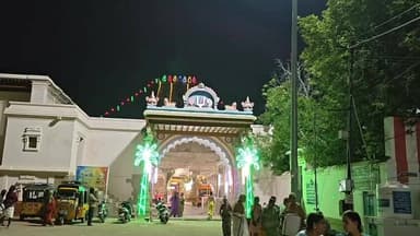 நாங்குநேரி: நாங்குநேரியில் பிரசித்தி பெற்ற வானமாமலை பெருமாள் கோவிலில் தெப்ப உற்சவம்.