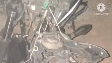 कर्रा: रेलवे अंडरपास के पास तेज रफ्तार बाइक ने मचाया कहर, तीन लोग गंभीर रूप से घायल