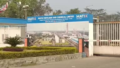 কাঁকসা: বেতন বৃদ্ধির দাবিতে পানাগড় শিল্প তালুকের বেসরকারি সার কারখানায় ২৪ঘন্টা পার শ্রমিকদের অবস্থান বিক্ষোভ