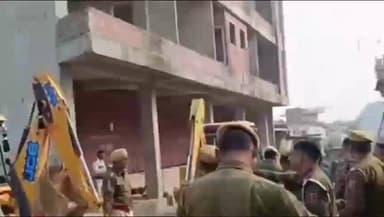 करौली: शहर में अमीनुद्दीन खान की गिरफ्तारी के बाद अवैध निर्माण पर प्रशासन ने चलाया बुलडोजर, कार्यवाई जारी, पट्टा किया निरस्त