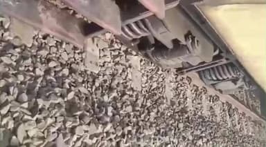 తుని: హంసవరం వద్ద సింహాద్రి ఎక్స్ప్రెస్ నుంచి పొగలు.