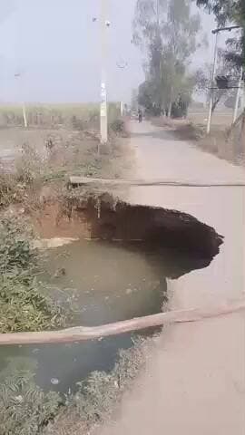 ग्राम सहसपुर की पुलिया टूट गई है आज 20जनवरी2026को टूटी है मिश्रिक जाने में दिक्कत हो रही है ट्रॉली जाने में दिक्कत है
