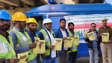 झालरापाटन: झालरापाटन के समीप माधोपुर पुलिया पर NH-52 पर 37वें सड़क सुरक्षा माह के तहत बाइक चालकों को हेलमेट वितरित किए गए