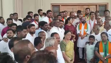 ಮುಧೋಳ: ಮುಧೋಳ ತಾಲೂಕಿಗೆ ತಹಶೀಲ್ದಾರ ಅವರನ್ನ ನೇಮಿಸುವಂತೆ ಒತ್ತಾಯ,ನಗರದ ತಹಶೀಲ್ದಾರ ಕಚೇರಿಗೆ ಬೀಗ ಜಡಿದು ಬಿಜೆಪಿಗರ ಪ್ರತಿಭಟನೆ