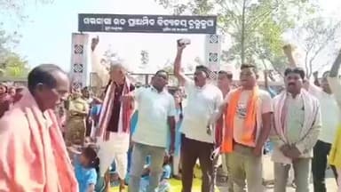 କଣ୍ଟାମାଳ: କୁରୁକୁପା ବିଦ୍ୟାଳୟର ଶିକ୍ଷକଙ୍କ ବଦଳି ପ୍ରତିବାଦରେ ବିଦ୍ୟାଳୟ ଆଗରେ ଧାରଣା