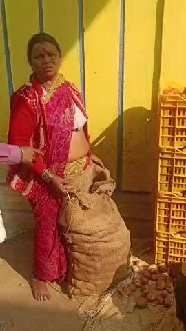 चिचोली बाजार जो सप्ताह में लगता है उस में सब्जी व्यापारी व किसानों को उठा कर कपड़े व्यापारी को जगह दी जा रही है