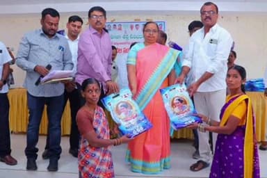 గజ్వేల్: గజ్వేల్ పట్టణంలోని ఐఓసి కార్యాలయంలో మహిళలకు ఇందిరమ్మ చీరలు పంపిణీ చేసిన జిల్లా కలెక్టర్ హైమావతి