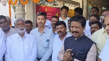 ಚಳ್ಳಕೆರೆ: ನಗರದ ಕೆಎಸ್ಆರ್ಟಿಸಿ ಬಸ್ ನಿಲ್ದಾಣದಲ್ಲಿ ಎಸ್ಸಿಎಸ್ಟಿ, ಟಿ ಎಸ್ ಪಿ ಯೋಜನೆಗಳು ಮತ್ತು ಪಂಚ ಗ್ಯಾರಂಟಿ ಯೋಜನೆಗಳ ಕುರಿತು ಛಾಯಾಚಿತ್ರ ಪ್ರದರ್ಶನ