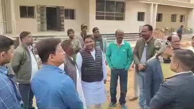 झाझा: झाझा के सरकारी अस्पताल परिसर में बन रहे सामुदायिक स्वास्थ्य केंद्र भवन का विधायक ने किया निरीक्षण
