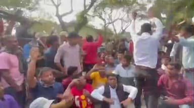 বিহপুৰীয়া: SR শুনানিৰ নামত সংখ্যালঘু ৰাইজক হাৰা শাস্তি বন্ধ কৰাৰ দাবীত কৰুণাবাৰীত উন্নয়ন খণ্ডত আমছুৰ তীব্ৰ প্ৰতিবাদ