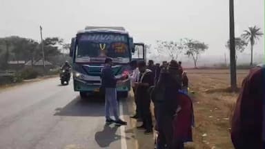 বিনপুর ১: মাগুরাতে যান্ত্রিক বিভ্রাটের কবলে যাত্রীবাহী বাস, সমস্যায় যাত্রীরা