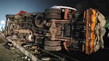 உளுந்தூர்பேட்டை: உளுந்தூர்பேட்டை அருகே விபத்துக்குள்ளான ஈச்சர் லாரியின் மீது அடுத்தடுத்த மூன்று ஆம்னி பேருந்துகள் மோதி விபத்து 10 பேர் படுகாயம்