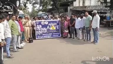 ఎంజీఎం సెంటర్ వద్ద రోడ్డు భద్రత వారోత్సవాలపై మడ్డవాడ పోలీసుల ఆధ్వర్యంలో అవగాహన