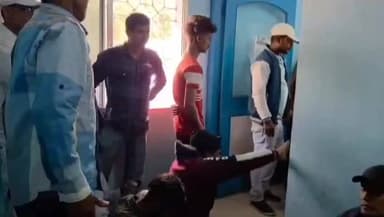 বারাবনী: কুলটি বরো কার্যালয়ে বিক্ষোভ ঠিকা কর্মীদের