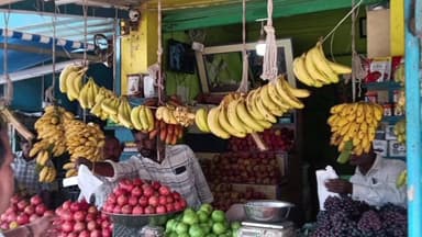 அருப்புக்கோட்டை: நகராட்சி சுகாதாரத்துறை அதிகாரிகள் பூ மார்க்கெட் மதுரை சாலை உள்ளிட்ட பகுதிகளில் கடைகளில் பிளாஸ்டிக் பொருள்கள் பயன்படுத்தப்படுகிற சோதனை