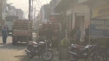 बीना: कच्चा रोड स्कूल के पास गैस एजेंसी से सिलेंडर वितरण, बच्चों पर खतरा, एसडीएम से शिकायत