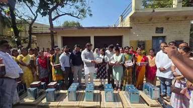 ಹಡಗಲಿ: ಪಟ್ಟಣದ ತಾಲೂಕು ಪಂಚಾಯಿತಿಯ ಕಚೇರಿ ಆವರಣದಲ್ಲಿ ’ವಿದ್ಯುತ್ ಚಾಲಿತ ಹೊಲಿಗೆ ಯಂತ್ರಗಳ'ವಿತರಣೆ;ಶಾಸಕ ಕೃಷ್ಣ ನಾಯ್ಕ್ ಭಾಗಿ