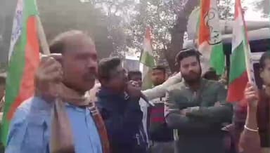 নবদ্বীপ: রেল পুলিশের দুরব্যবহারের প্রতিবাদের নবদ্বীপ ধাম স্টেশনের সামনে বিক্ষোভ ও পথ অবরোধ তৃণমূল পন্থী টোটো চালকদের