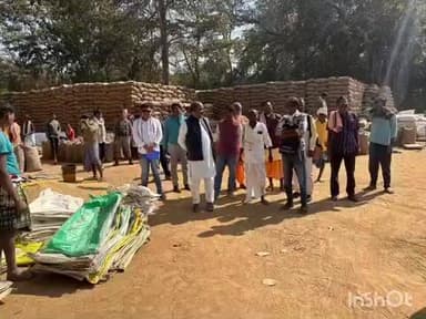 बकावंड: कोलावल धान खरीदी केंद्र का बस्तर विधायक लखेश्वर बघेल ने किया निरीक्षण, किसानों से की चर्चा
