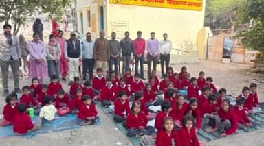 झालरापाटन: उरमाल के 53 स्कूली बच्चों को कालीसिंध थर्मल परिवार ने राजकीय प्राथमिक विद्यालय में ऊनी स्वेटर का वितरण किया