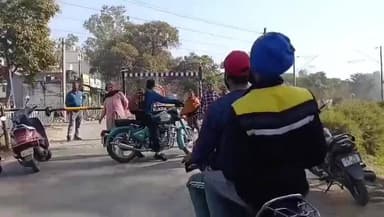 ਪਠਾਨਕੋਟ: ਸੁਜਾਨਪੁਰ ਤੋਂ ਪਠਾਨਕੋਟ ਜਾਣ ਵਾਲੇ ਰੇਲਵੇ ਫਾਟਕ ਨੂੰ ਮੈਂਟੇਨੈਂਸ ਦੇ ਚਲਦੇ ਤਿੰਨ ਦਿਨਾਂ ਦੇ ਲਈ ਕੀਤਾ ਗਿਆ ਬੰਦ।