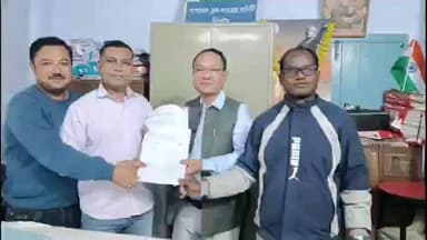 মাৰ্ঘেৰিটা: ডিগবৈ ৰাজীৱ ভৱনত প্ৰাৰ্থীত্ব প্ৰত্যাশীয়ে আবেদনৰ প্ৰতিলিপি ব্লক কংগ্ৰেছৰ সভাপতি বিষ্ণু জৈশী ৰ হাতত প্ৰদান