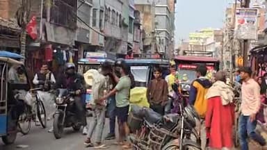 शेखपुरा: कटरा चौक पर ई-रिक्शा और बाइक की टक्कर के बाद हाई वोल्टेज ड्रामा, चले लात-घूंसे, पुलिस ने रिक्शा चालक को पकड़ा