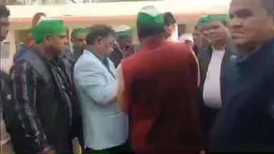 तुलसीपुर: भारतीय किसान यूनियन भानू ने तहसील तुलसीपुर में विद्युत कर्मचारियों की मनमानी और फर्जी मुकदमे के खिलाफ किया धरना प्रदर्शन