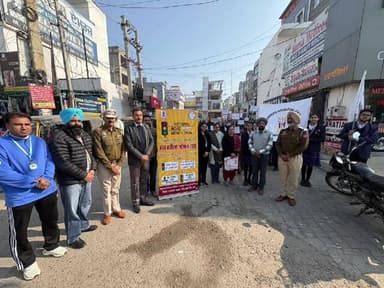 ਨਵਾਂਸ਼ਹਿਰ: ਲੋਕਾਂ ਨੂੰ ਟਰੈਫਿਕ ਨਿਯਮਾਂ ਤੋਂ ਜਾਗਰੂਕ ਕਰਨ ਲਈ ਕੱਢੀ ਜਾਗਰੂਕਤਾ ਰੈਲੀ