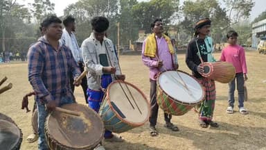 দাসপুর ১: পশ্চিম মেদিনীপুর জেলা পুলিশের উদ্যোগে দাসপুর থানায় ব্যবস্থাপনায় এক হাজার দুস্থ মানুষের হাতে শীত বস্ত্র তুলে দেওয়া হলো