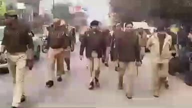 लंका क्षेत्र में अवैध पार्किंग के मामले में यातायात व्यवस्था का निरीक्षण करने सड़क पर उतरे पुलिस आयुक्त मोहित अग्रवाल