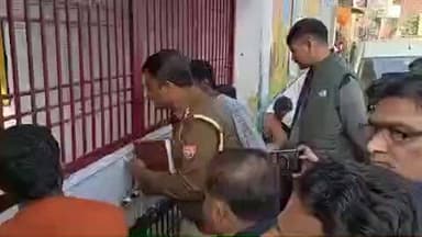 फिरोज़ाबाद: चनोरा में प्राथमिक विद्यालय में छात्रों को नमाज़ पढ़ाने और धार्मिक आचरण थोपने के आरोपों को लेकर हुआ विवाद