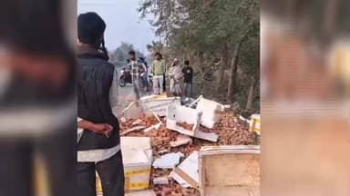 ইসলামপুর: তুত বাগান ২৭ নং জাতীয় সড়কের দুর্ঘটনার কবলে দুই ছোট গাড়ি