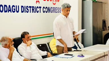 ಮಡಿಕೇರಿ: ನಗರದಲ್ಲಿ ಕಾಂಗ್ರೇಸ್ ಕಛೇರಿಯಲ್ಲಿ ಸಚಿವರ ಸಮ್ಮುಖದಲ್ಲಿ ಪದಾಧಿಕಾರಿಗಳ ಸಭೆ ನಡೆಯಿತು